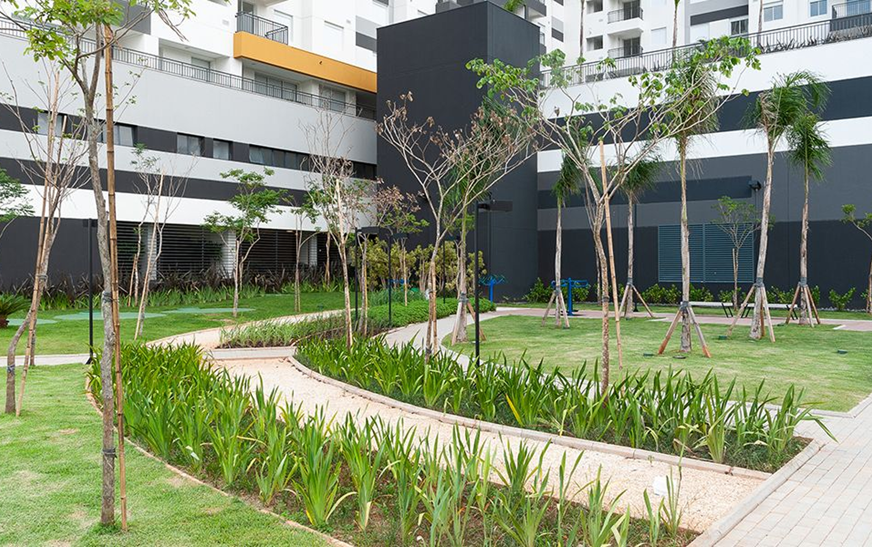 Praça em frente ao condomínio Praça Butantã